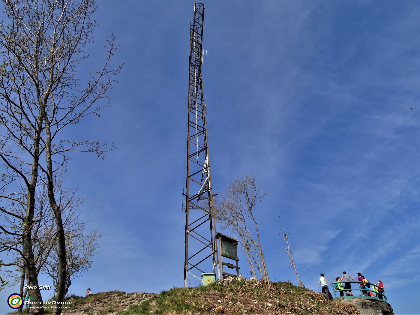 62 Alla alta croce di vetta del Canto Alto (1146 m).JPG